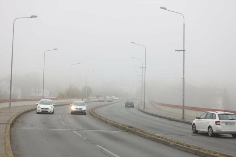 AMSS: Saobraćaj otežavaju kiša i magla, na Kopaoniku sneg