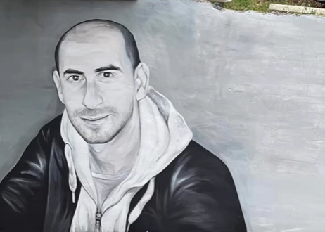 Mural ubijenom Ervinu Ćelahmetoviću oslikan u njegovoj mahali u Priboju
